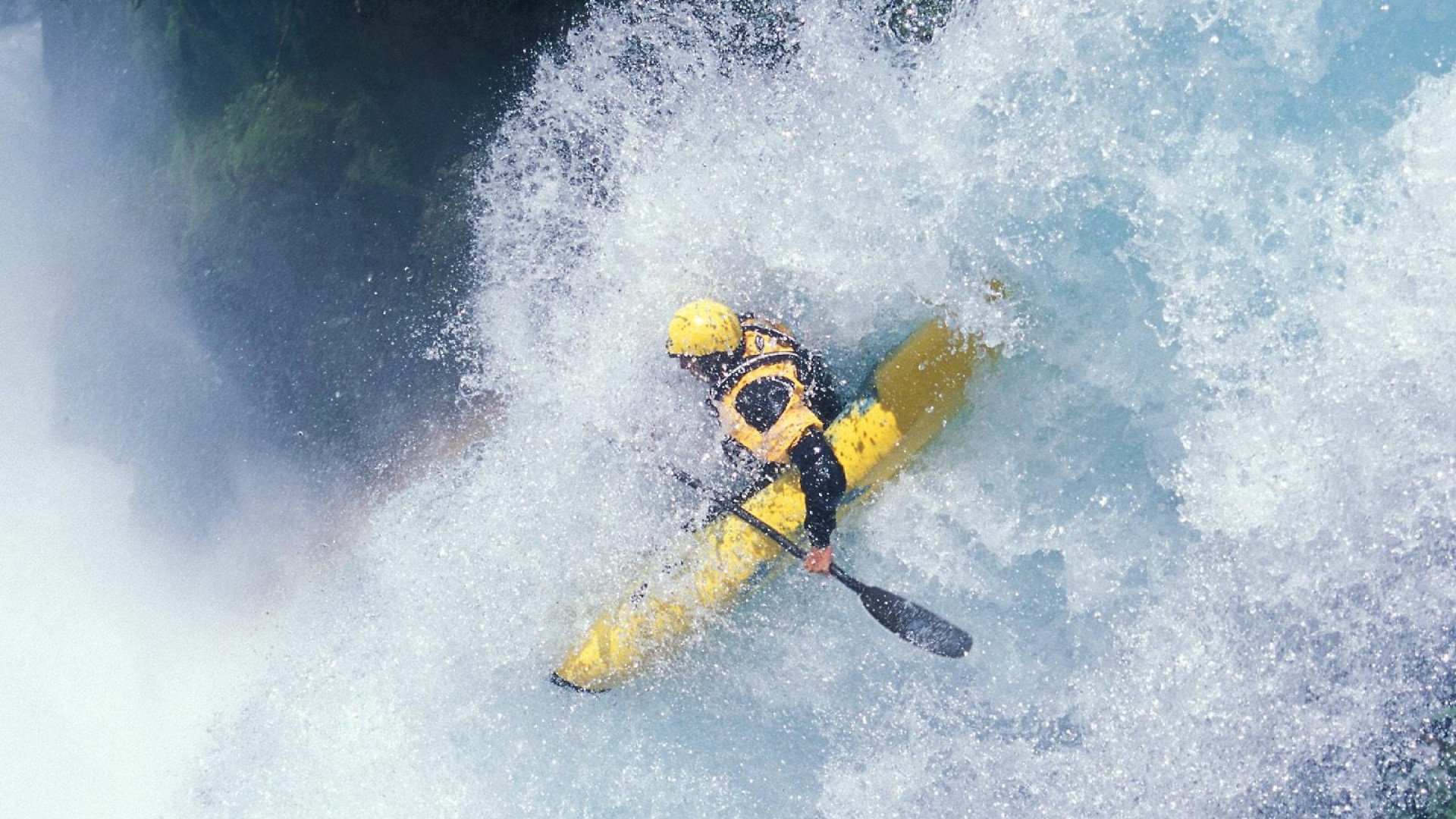 “东安湖体育公园：龙舟比赛成为水上英雄的竞技舞台”